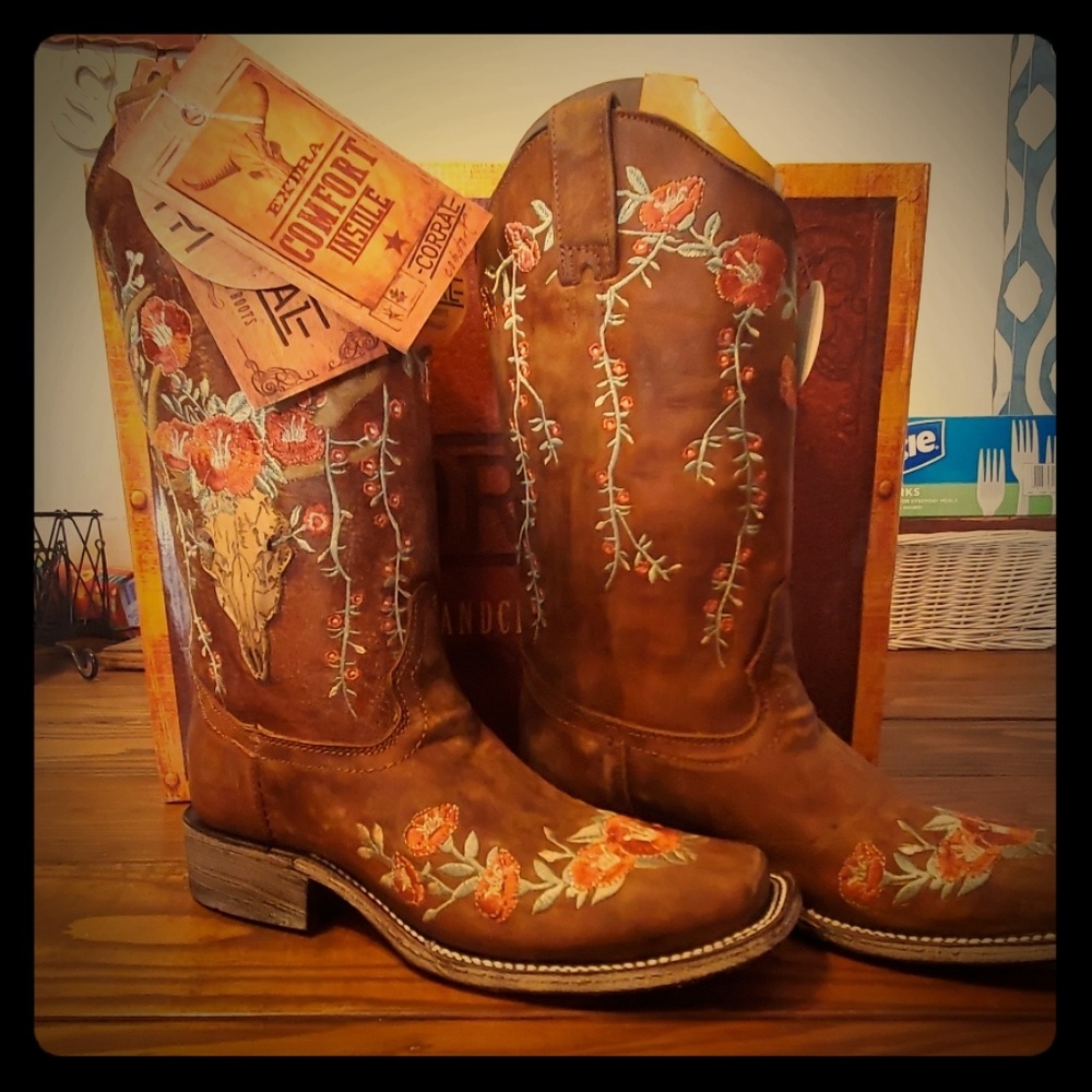 BRAND NEW Corral Tan Deer Skull & Floral Boots 9
